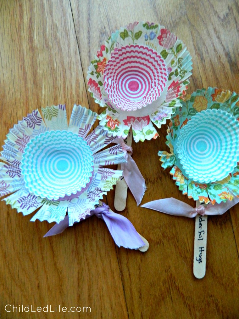 EASY Mother's Day craft. I have everything in my craft boxes already! Find more on ChildLedLife.com